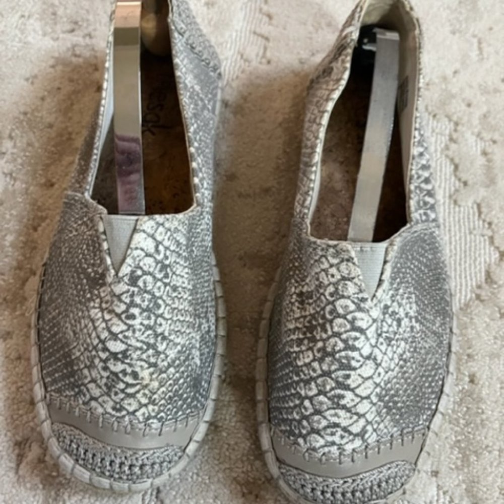 THE SAK ESPRADILLE SNAKESKIN PATTERN